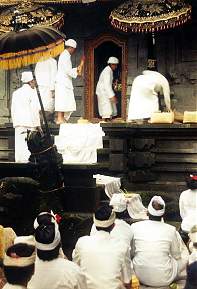 Piodalan di Pura Batumadeg. Pura Catur Lokapala - foto: Widnyana Sudibya