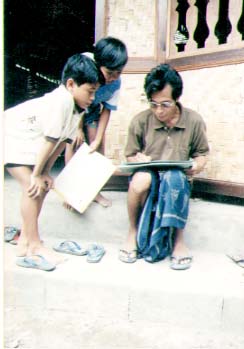 Nyoman Mandra dan anak didik. Guru yang terlalu baik - foto: Aryantha Soethama