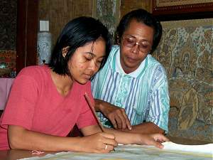 Memberi bimbingan melukis. Panggilan hidup - foto: Widnyana Sudibya
