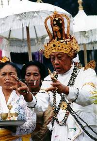 Pedanda. Rohaniwan dwijati - foto: Widnyana Sudibya
