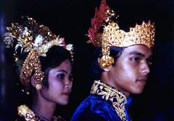 Bermacam tata rias Bali. Harga sewanya bervariasi - foto: Widnyana Sudibya