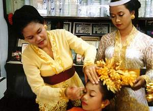 Wanita merias wanita. Biaya kursusnya jutaan rupiah - foto: Agustanaya